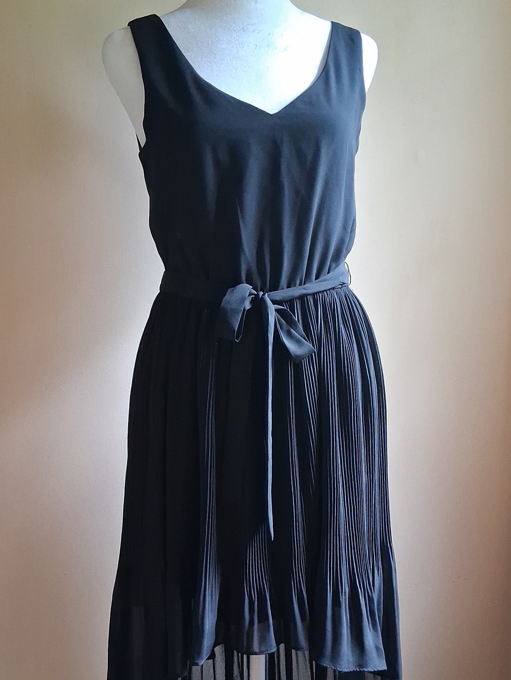 Lily Rose Black Sleeveless V-Neck Pleated Midi Dress with Tie Waist